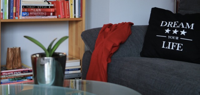 Wohnzimmer Regal und Sofa