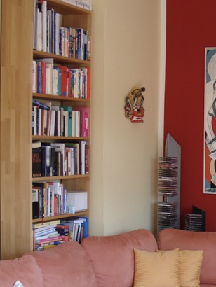 Wohnzimmerecke Regal und Sofa